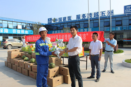 为劳务工友送清凉.JPG