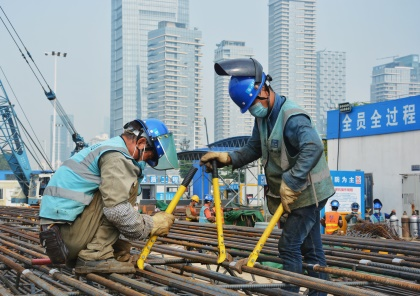 深圳地铁13号线一工区深圳湾口岸站区域三钢筋工正在进行地下连续墙钢筋笼制作。.PNG