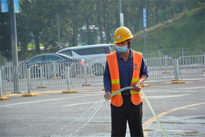 深圳地铁13号线一工区深圳湾口岸站杂工正在冲洗路面，保证现场文明施工井然有序.PNG