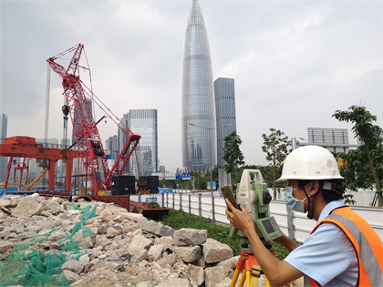 深圳湾口岸站测量工程师朱权在工地上测量(田有缘摄).jpg