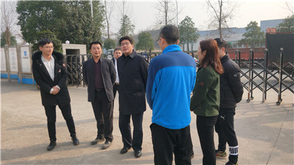 何书记在项目院坝与职工们交谈.jpg 何书记在项目院坝与职工们交谈.jpg