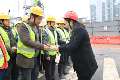 钟娜向农民工送上慰问金.jpg 钟娜向农民工送上慰问金.jpg