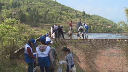 420 协助地方村民修葺房屋_副本.jpg