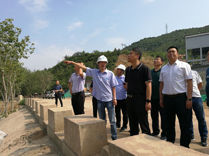 阳泉六标项目经理刘庆祝对施工现场情况做详细汇报420.jpg