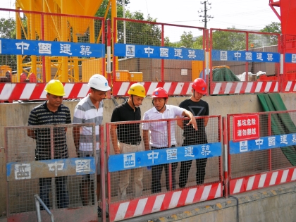 项目经理彭继勇向安监站领导介绍竖井情况_420.jpg