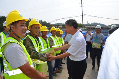长沙市委副书记徐宏源对一线工人进行慰问.JPG 长沙市委副书记徐宏源对一线工人进行慰问.JPG
