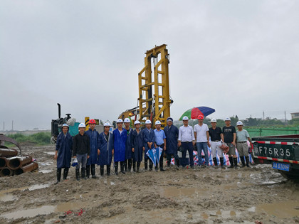 新津河特大桥首根桩基开钻现场人员合影.jpg 新津河特大桥首根桩基开钻现场人员合影.jpg