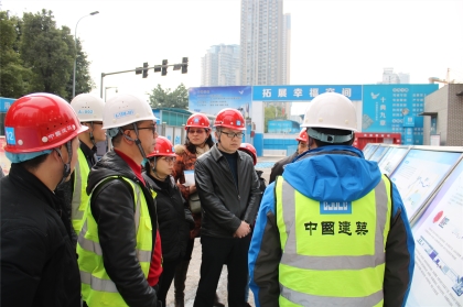 张永康正在向调研组讲解-420.jpg 张永康正在向调研组讲解-420.jpg