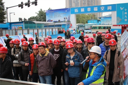 田金权正在向毕业生介绍TBM施工工艺-420.jpg