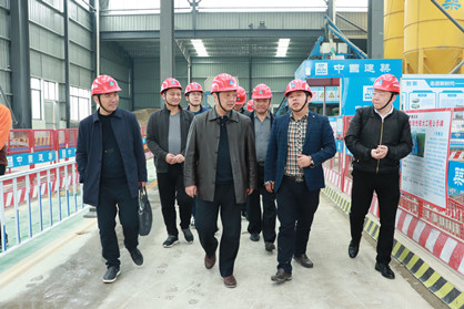 项目经理彭继勇汇报现场片区的施工进度情况_副本.jpg 项目经理彭继勇汇报现场片区的施工进度情况_副本.jpg
