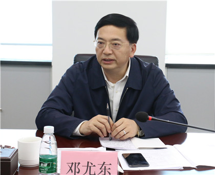 邓尤东指导安全工作.jpg 邓尤东指导安全工作.jpg