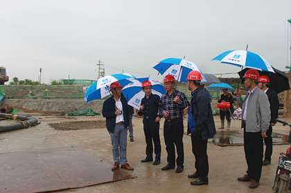 谭立新在汕北大道项目现场调研指导工作.JPG