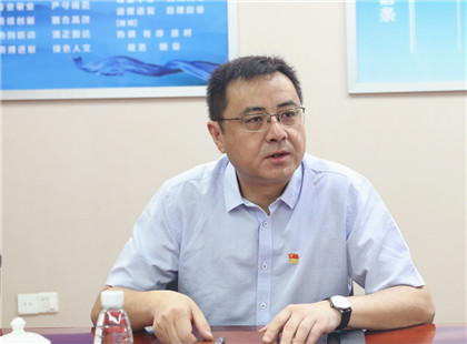 江森同与会人员交流.jpg 江森同与会人员交流.jpg