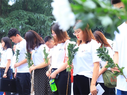 邱少云烈士纪念碑前默哀鲜花.jpg 邱少云烈士纪念碑前默哀鲜花.jpg