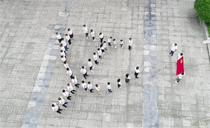 邱少云烈士纪念碑前重温入党誓词.jpg 邱少云烈士纪念碑前重温入党誓词.jpg