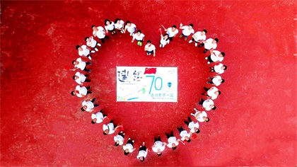 绘制“建证70周年”巨图_副本_副本.jpg 绘制“建证70周年”巨图_副本_副本.jpg