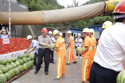 慰问劳务工友.JPG 慰问劳务工友.JPG