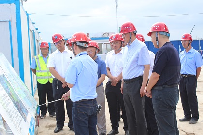 吴爱国一行听取汇报.JPG 吴爱国一行听取汇报.JPG