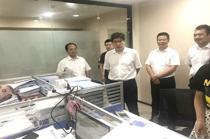 何书记与财务资金部人员进行亲切交谈420.jpg 何书记与财务资金部人员进行亲切交谈420.jpg