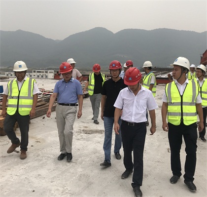 帅建国在现场调研.jpg 帅建国在现场调研.jpg