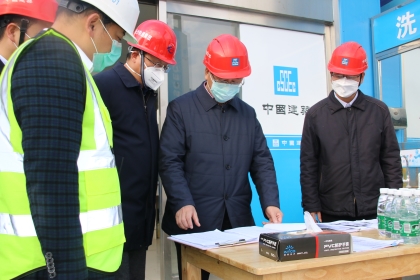 谭勇副市长一行查看疫情防控相关资料_420.jpg 谭勇副市长一行查看疫情防控相关资料_420.jpg