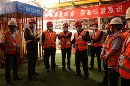 中建隧道副总经理刘德向周勇介绍盾构施工.jpg