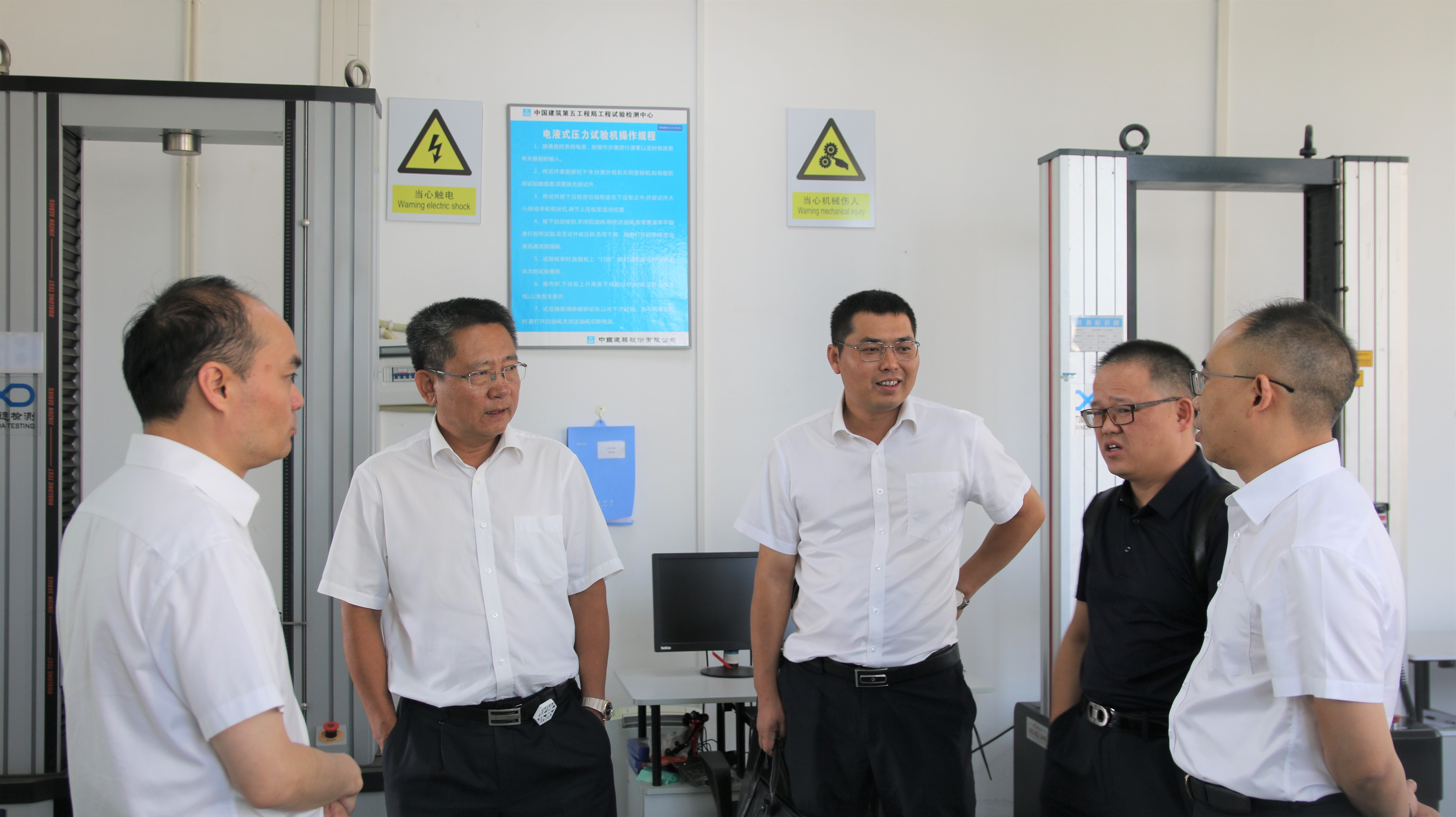 3、凯局参观操作间.jpg