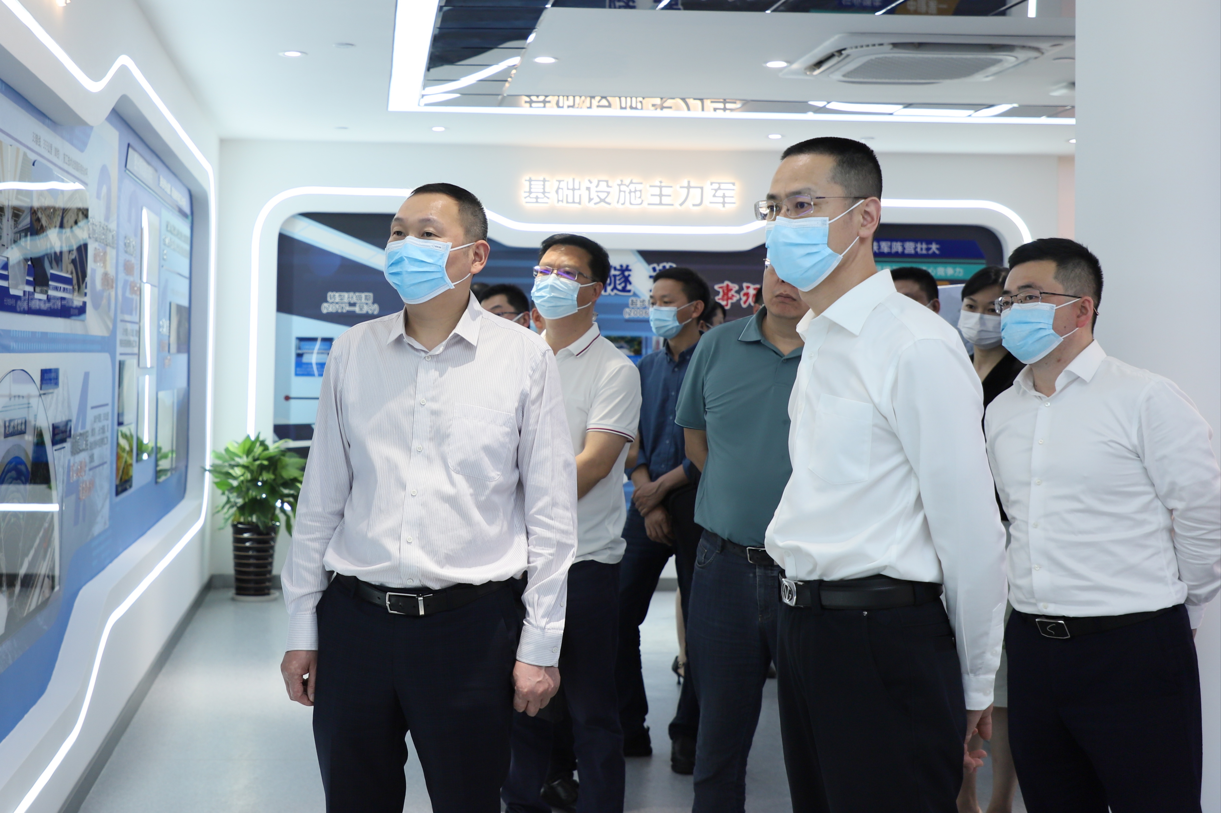 参观企业展厅2.jpg