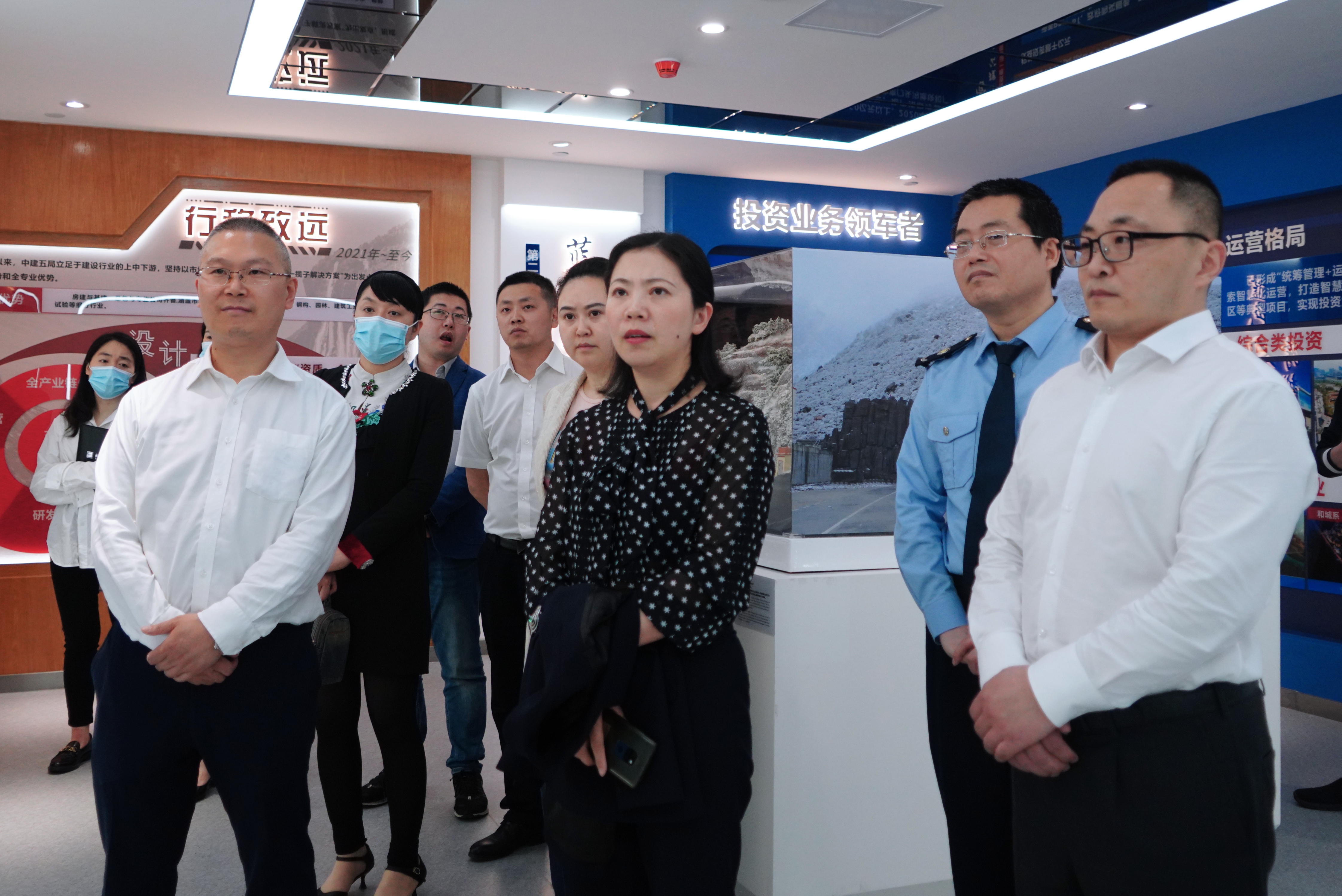 参观展厅2.jpg 参观展厅2.jpg