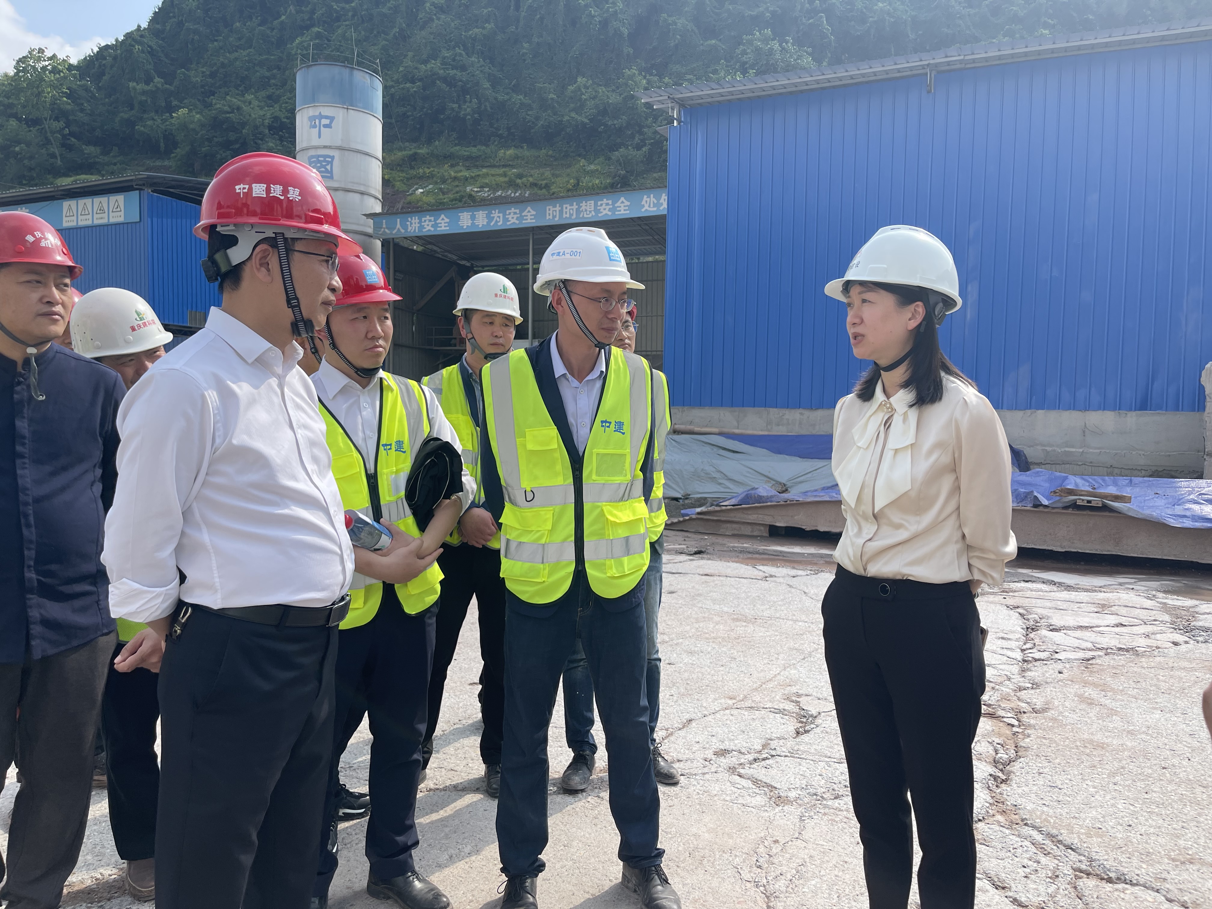 重庆城投基础设施建设有限公司总经理杨妮带队至新九中路项目检查指导工作.JPG 重庆城投基础设施建设有限公司总经理杨妮带队至新九中路项目检查指导工作.JPG