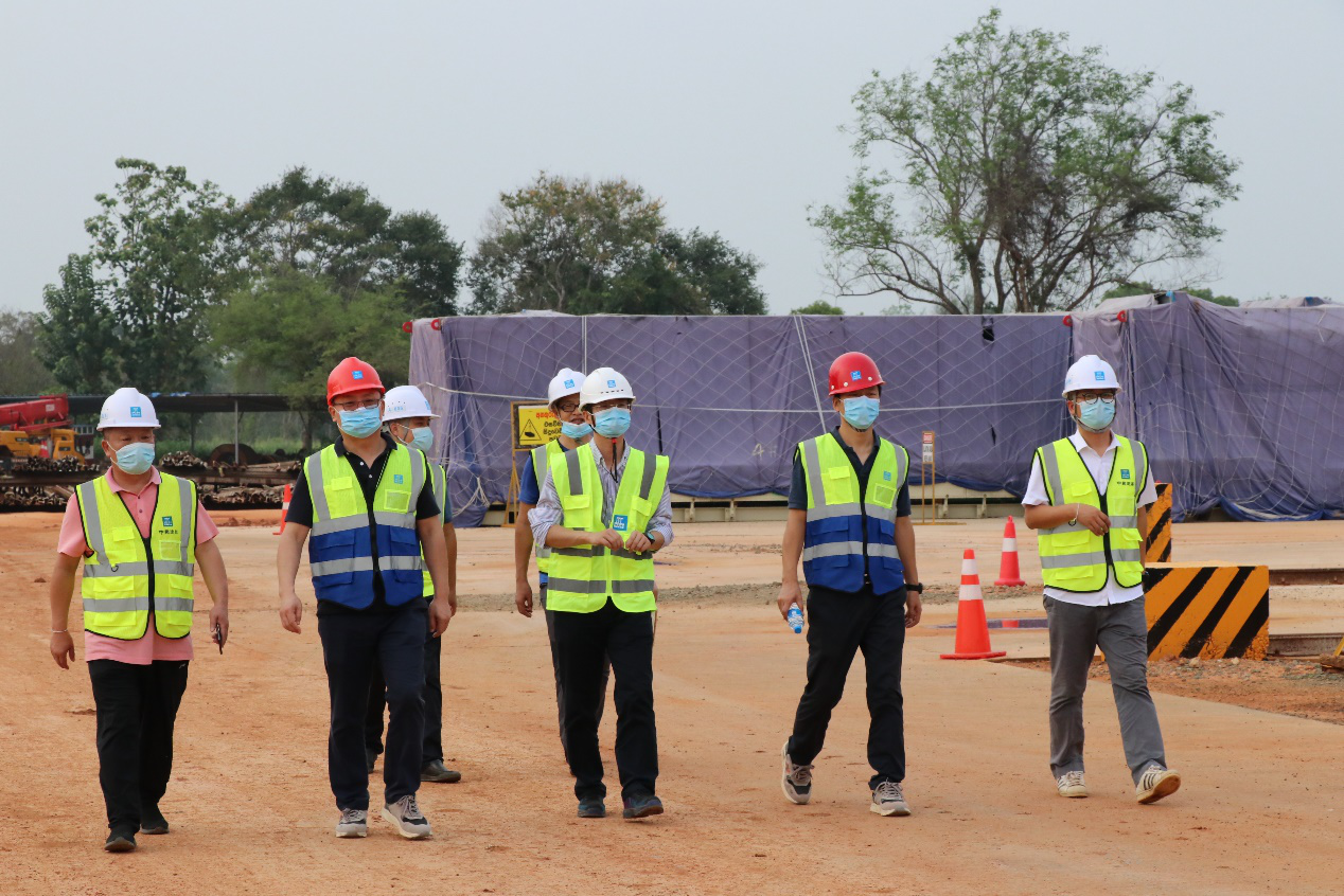 检查团视察到场TBM组件.png 检查团视察到场TBM组件.png