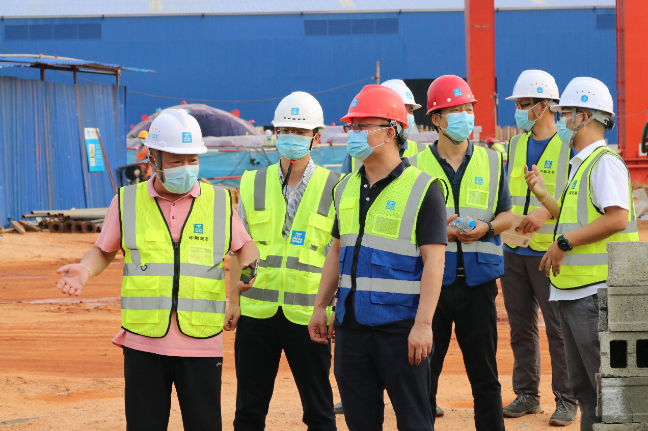 项目经理夏一夫向南亚公司总经理王洲亚介绍TBM始发计划.png 项目经理夏一夫向南亚公司总经理王洲亚介绍TBM始发计划.png