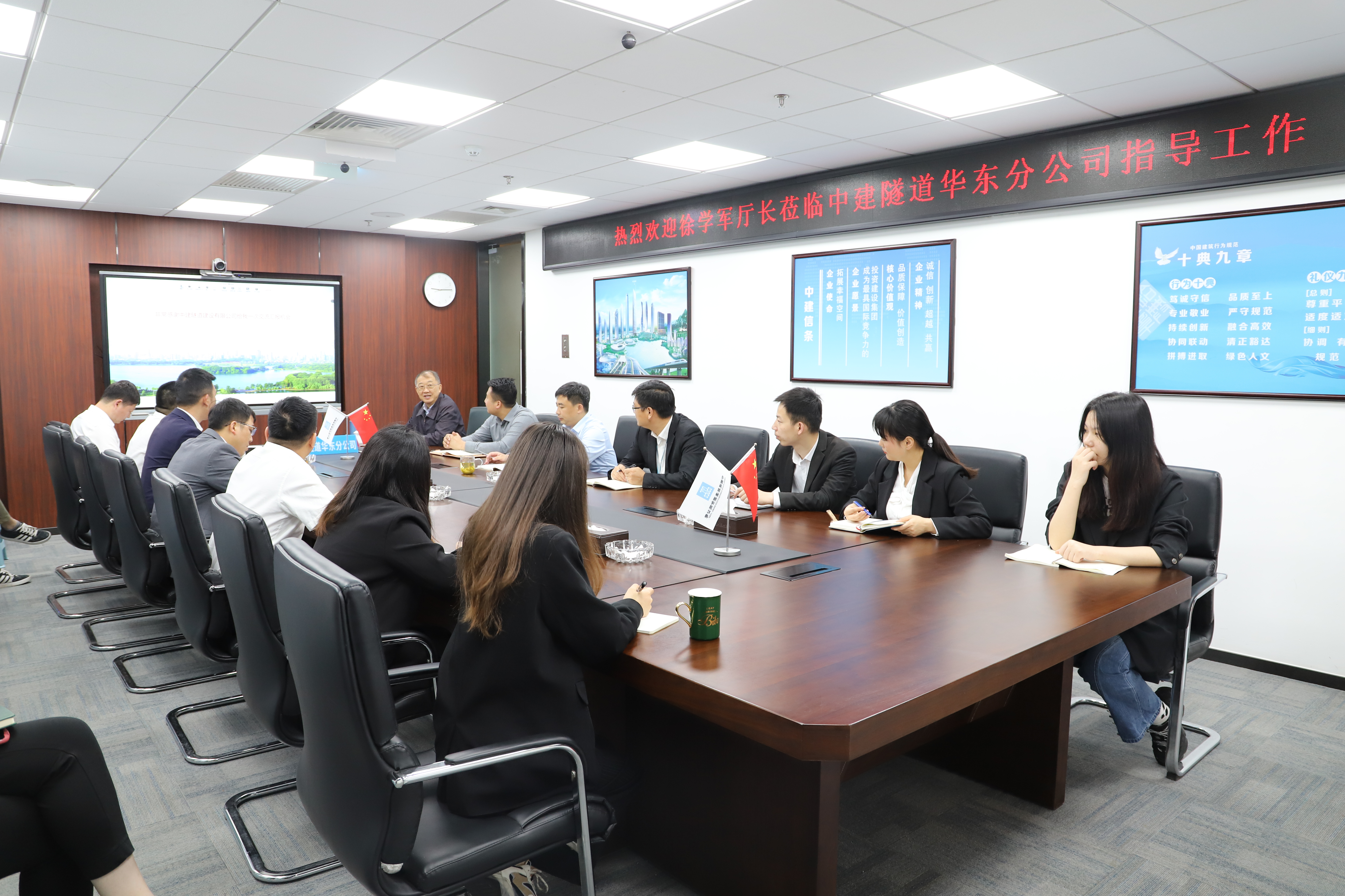 江苏省建设厅原副厅长徐学军到中建隧道华东分公司做交流.JPG 江苏省建设厅原副厅长徐学军到中建隧道华东分公司做交流.JPG