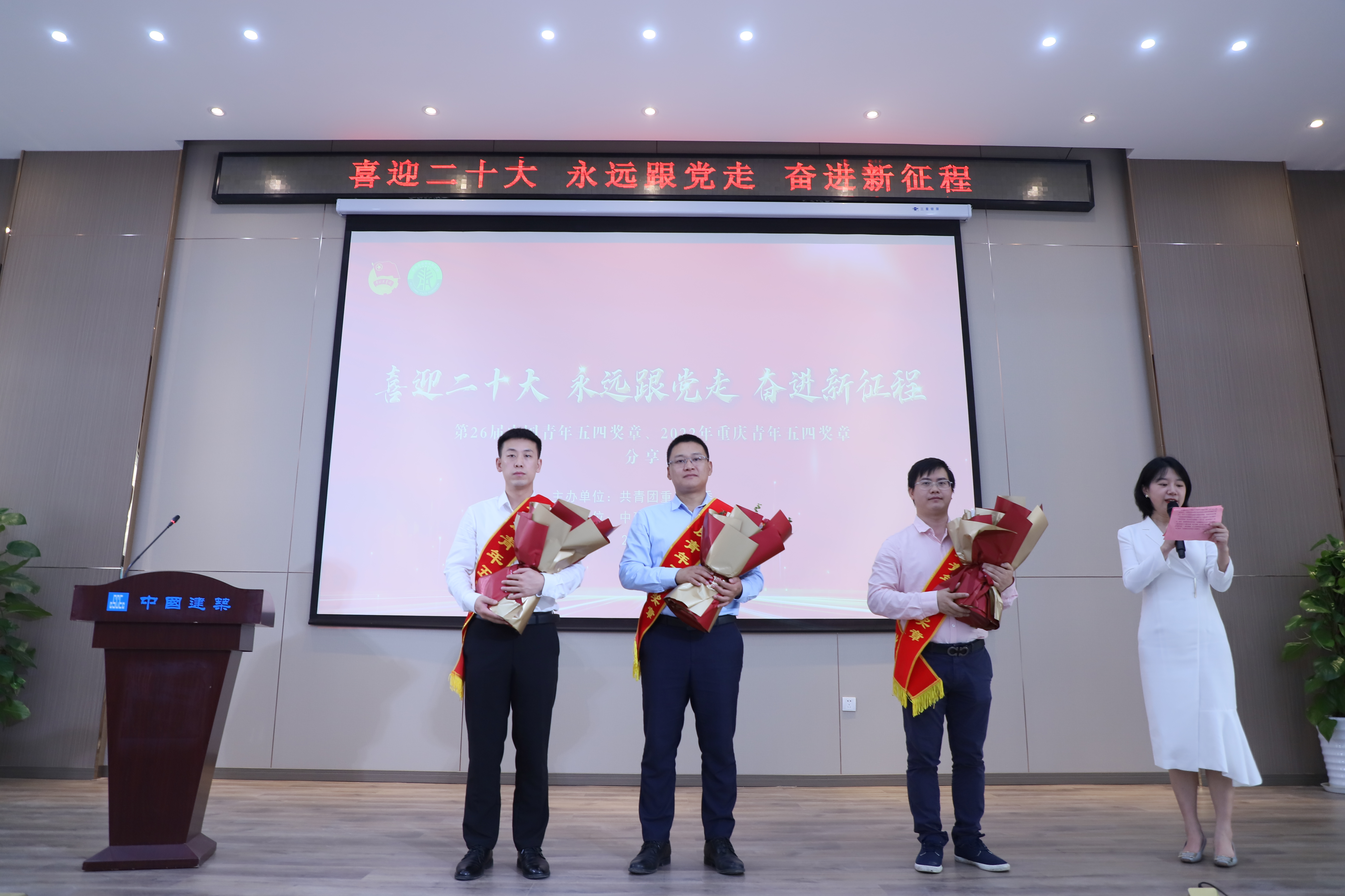 7鲜花合影.JPG 7鲜花合影.JPG