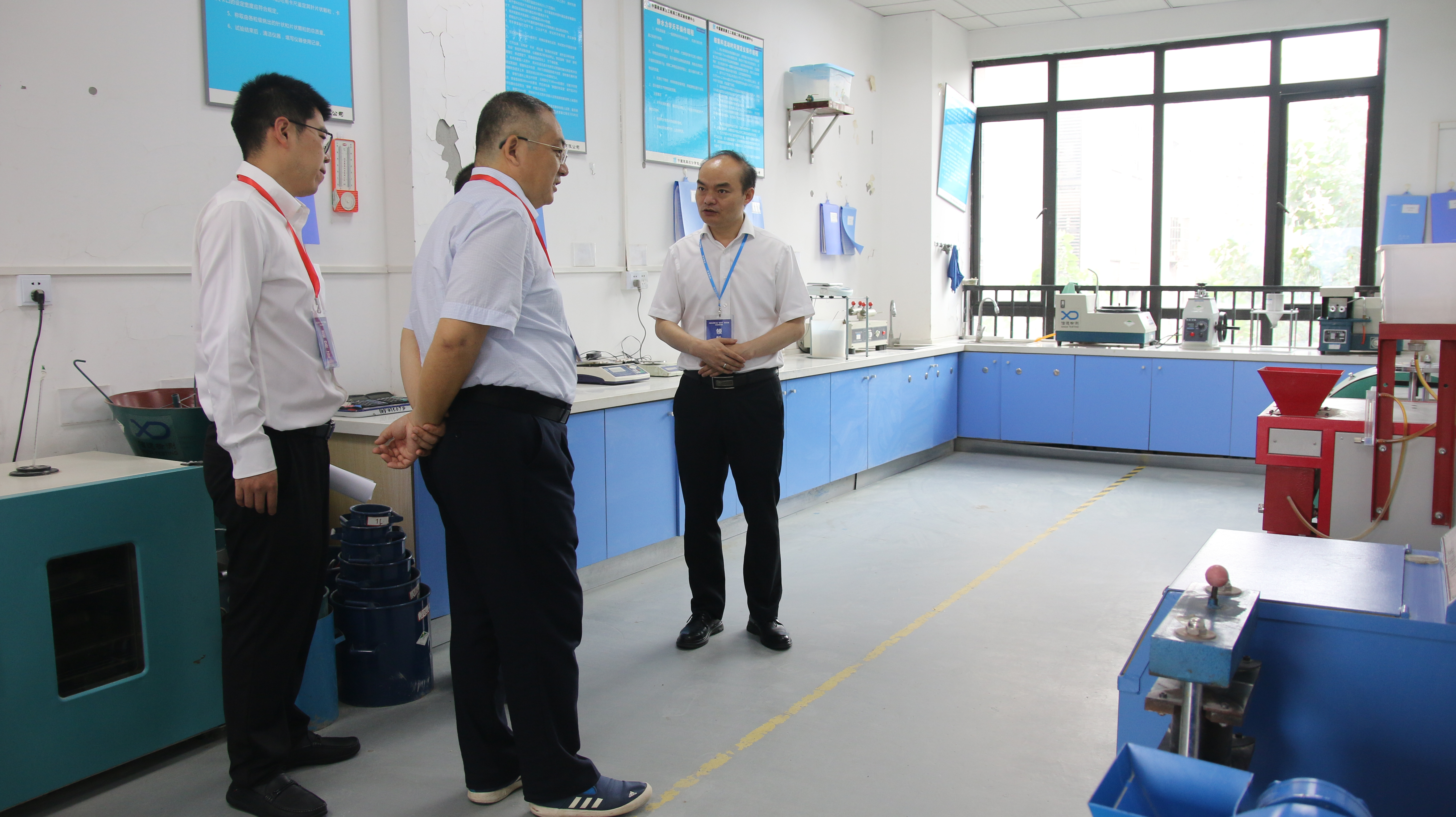 4、参观操作间.jpg 4、参观操作间.jpg