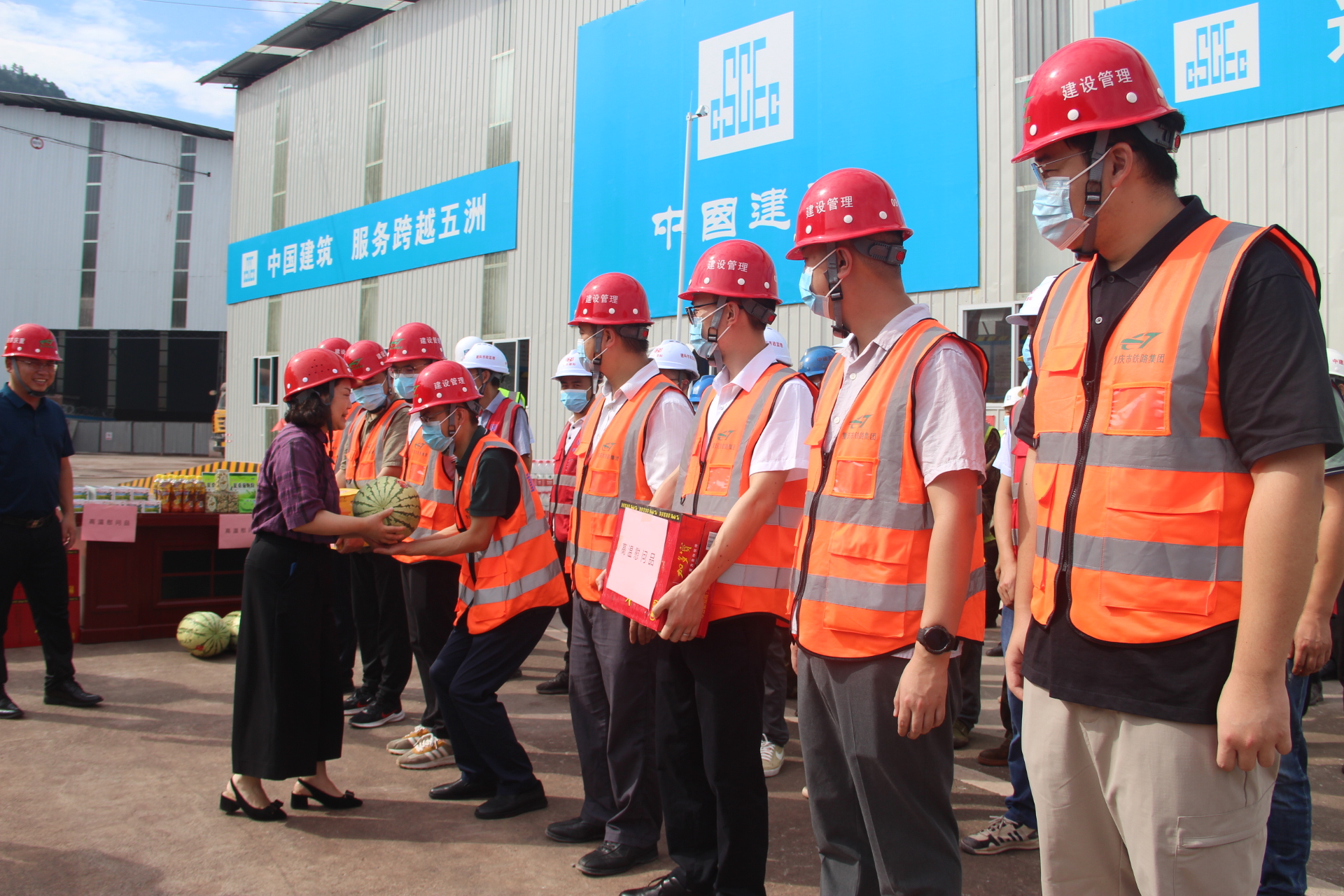 送慰问物资.JPG 送慰问物资.JPG