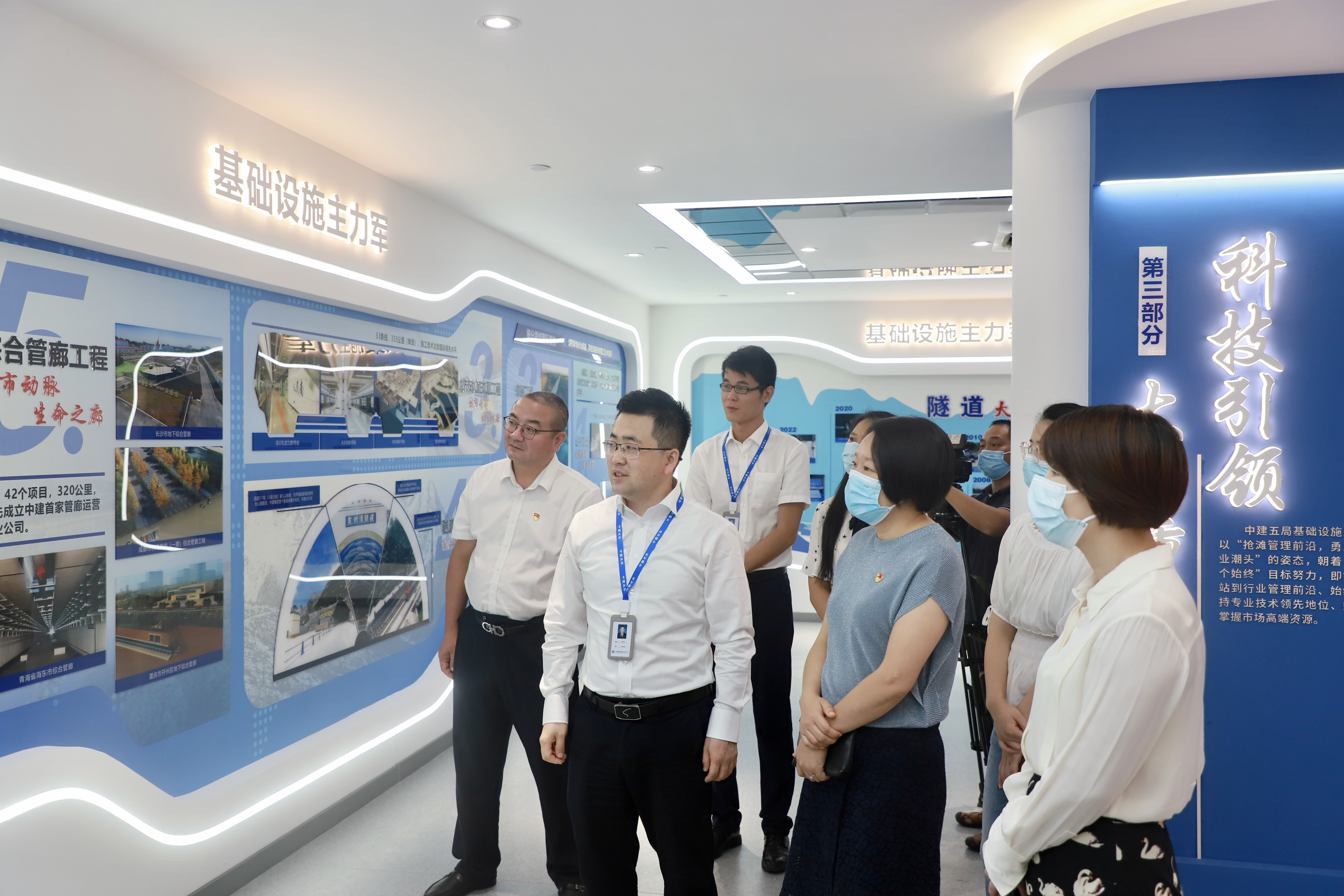 参观展厅2.jpg 参观展厅2.jpg