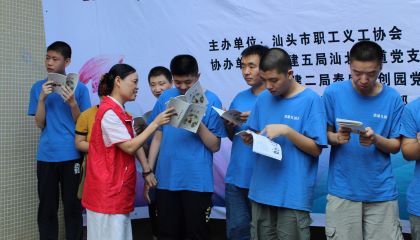 教孩子们读书.jpg 教孩子们读书.jpg
