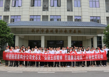 参观员工合影留念420.jpg 参观员工合影留念420.jpg